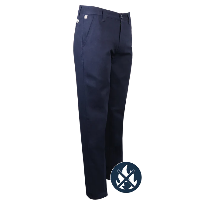 Le PANTALON TRAVAIL IGNIFUGE est présenté en bleu marine avec des jambes droites, des poches latérales et arrière, et un petit logo circulaire blanc et marine en forme de hache et de pioche en bas à droite sur fond blanc.