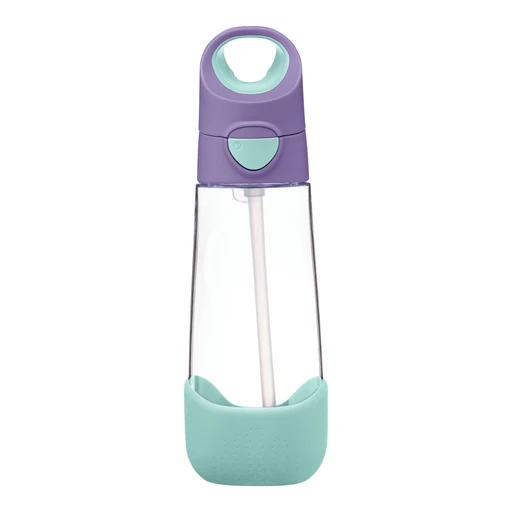 BOUTEILLE TITAN DRINK 450 ML, photographiée en position verticale sur fond blanc, composée d'un corps en plastique transparent, d'un couvercle à rabat violet clair avec paille intégrée, d'une poignée pratique et d'une base en silicone bleu clair.