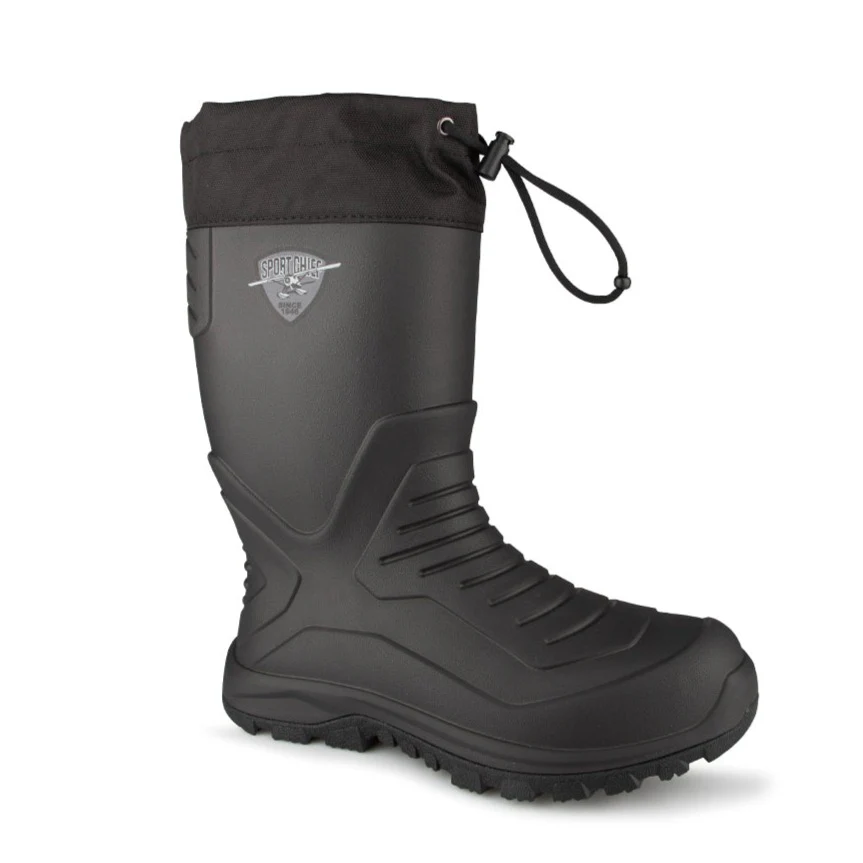 Une botte en caoutchouc noir avec une semelle texturée, des détails striés sur la tige et un cordon de serrage sur le dessus. Un petit logo est apposé sur la partie supérieure de la botte, près de la tige.