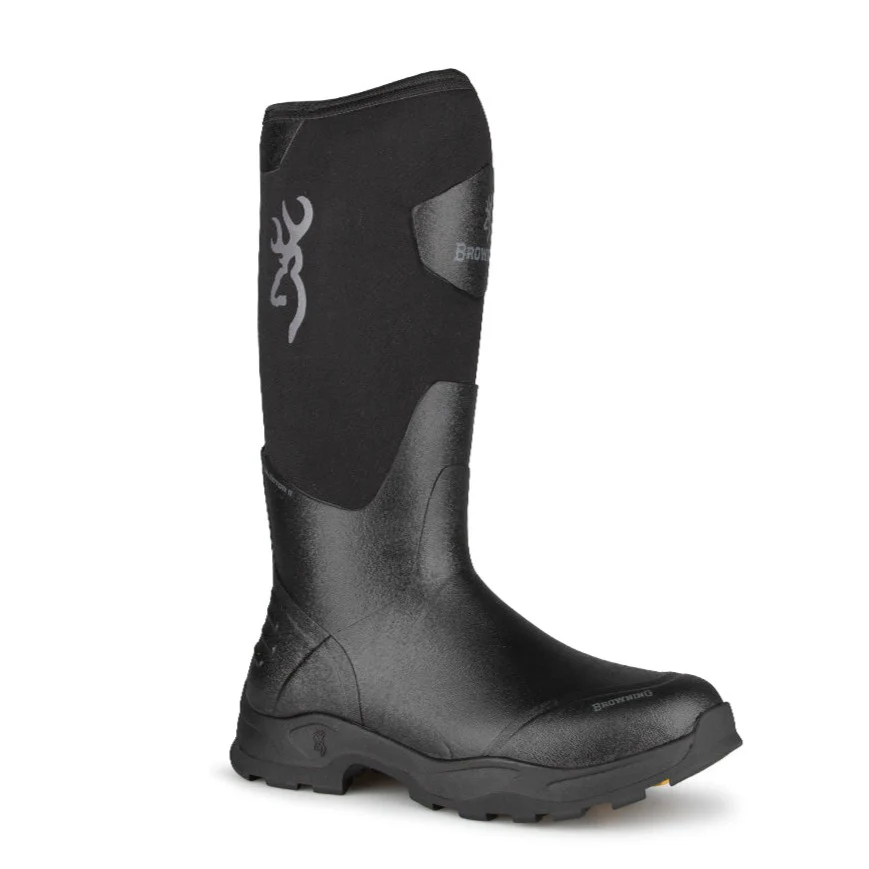 Une grande botte de chasse en caoutchouc noir avec une semelle robuste, avec un logo de tête de cerf gris sur le haut de la tige. La surface de la botte est texturée et la partie inférieure est renforcée pour une meilleure durabilité.