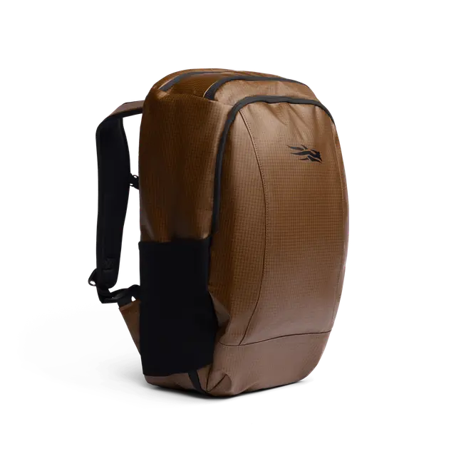 SAC DE VOYAGE DRIFTER, de couleur marron, avec des poches latérales noires et un logo noir sur le devant, présenté sur un fond blanc uni. Il est doté de bretelles rembourrées et présente un design moderne aux formes carrées.