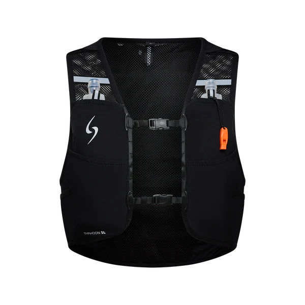 Gilet d'hydratation noir pour la course à pied, avec des panneaux d'épaule en maille, deux poches frontales pouvant contenir des flacons souples, des sangles de poitrine réglables et un sifflet de sécurité orange fixé sur le côté droit.