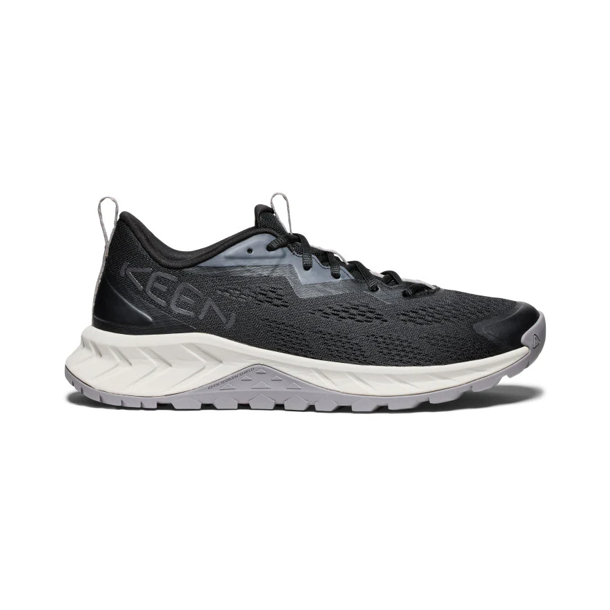 La CHAUSSURE DE MARCHE KEEN VERSACORE SPEED POUR HOMME est une basket de sport noire et grise dotée d'une semelle blanche, d'une tige en mesh et d'un système de laçage, présentée de profil, tournée vers la gauche.