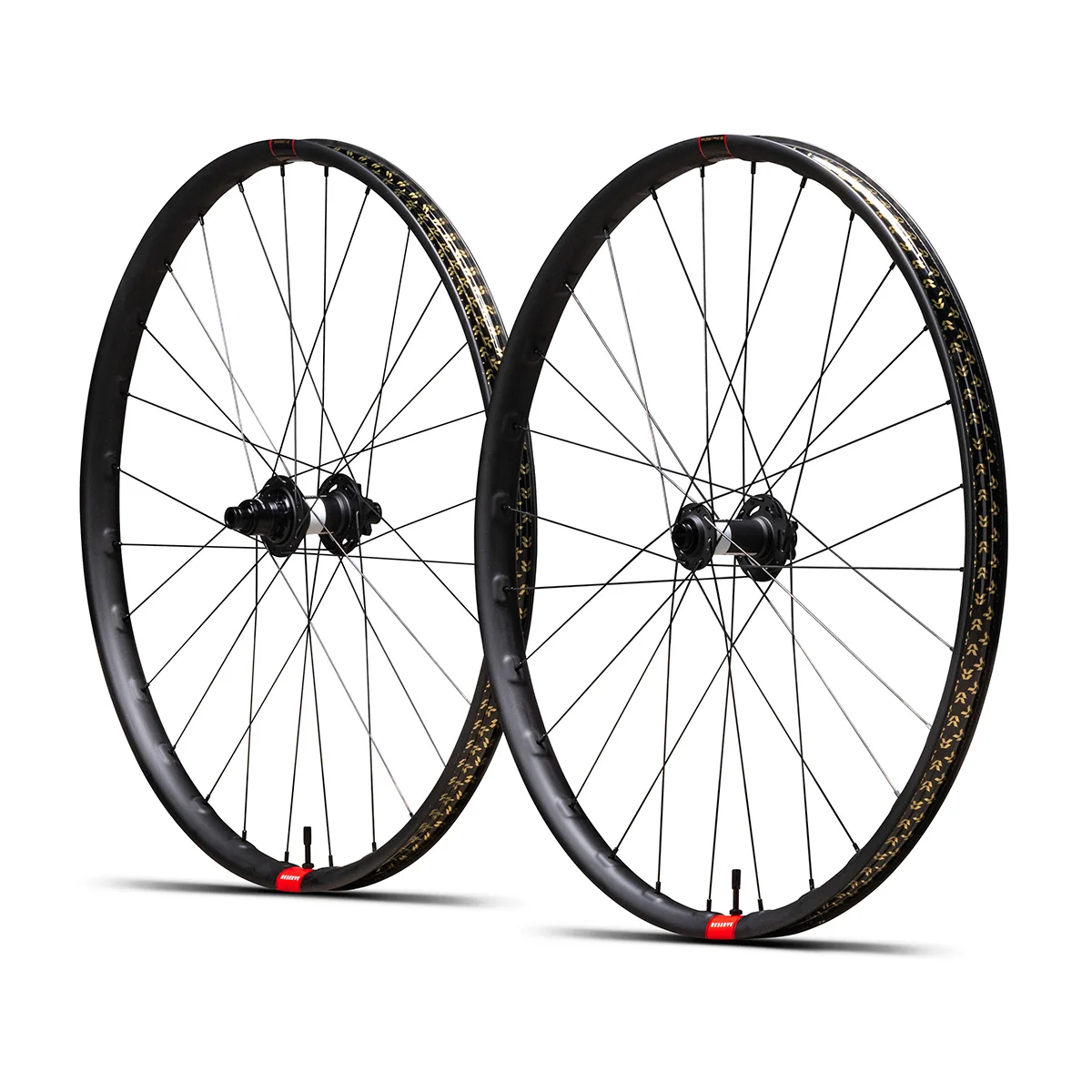 Deux roues « ENSEMBLE DE ROUE DE VÉLO RESERVE RSV 30 HD 29 | DT 350 », dotées de jantes noires, de rayons fins et de détails dorés, sont représentées debout, côte à côte, sur un fond blanc. Elles présentent également des touches de rouge près des jantes et des moyeux noirs en leur centre.