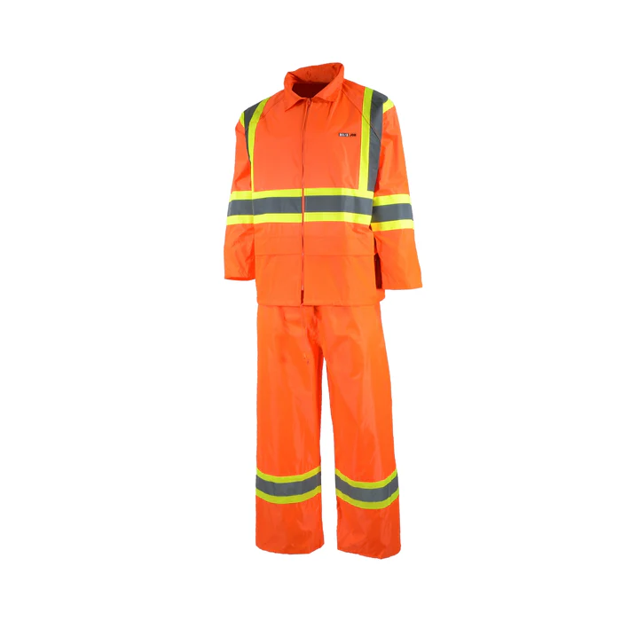 L'ENSEMBLE IMPERMÉABLE HAUTE VISIBILITÉ 10/4 EN NYLON 190T/PVC est un ensemble veste et pantalon orange haute visibilité avec bandes réfléchissantes jaunes, représenté sur fond blanc sans mannequin ni personne.