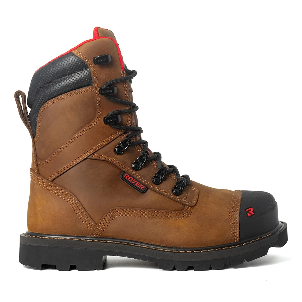 Une botte de travail pour homme « BOTTE DE SÉCURITÉ ROYER REVOLT » de 8 pouces, en cuir marron, dotée de lacets noirs, d'un embout noir, d'un col rembourré noir, de détails rouges et d'une semelle épaisse en caoutchouc noir. L'étiquette latérale porte l'inscription « ROVER ». La botte est photographiée vue du côté gauche.