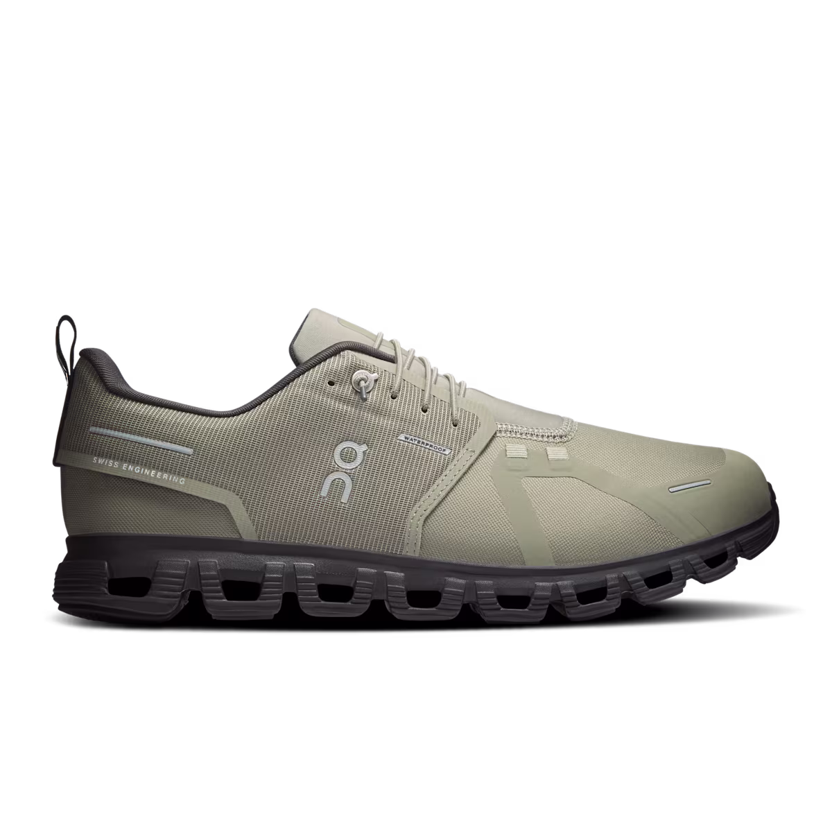 Vue de profil de la CHAUSSURE URBAINE ON CLOUD 6 WATERPROOF POUR FEMME, une basket de sport de couleur olive clair avec des lacets gris, une semelle segmentée noire et le logo « On » sur le côté, présentée sur un fond blanc uni.