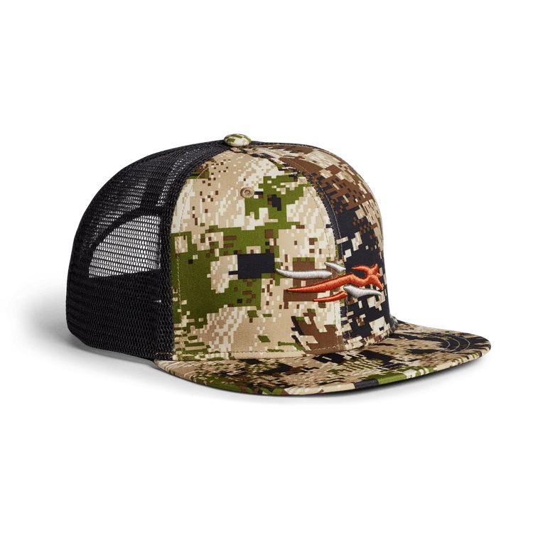 Casquette trucker à motif camouflage, dos en maille noire, bord plat, logo brodé orange sur le devant.