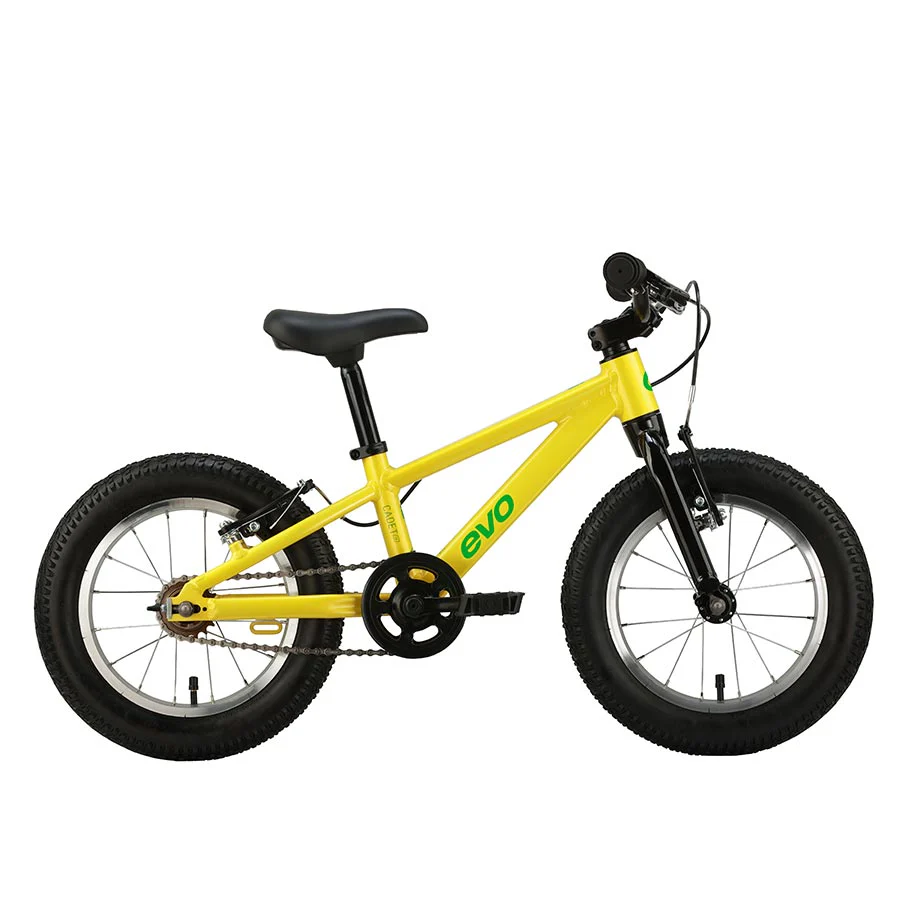 Un petit vélo jaune pour enfant avec guidon, selle et pneus noirs, portant le nom « EVO » en vert sur le cadre. Ce vélo est dépourvu de roues d'entraînement et est présenté de profil sur fond blanc.