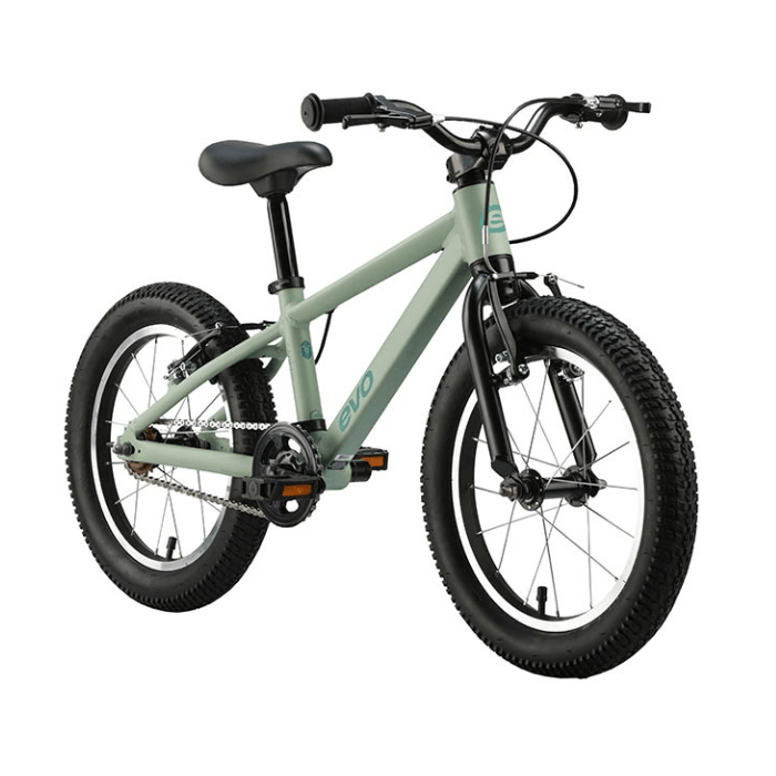 Un vélo enfant vert clair avec guidon, selle et pneus noirs. Il est équipé de freins avant et arrière, de pneus à crampons épais et du logo « evo » sur le cadre. Le vélo est présenté de biais sur fond blanc.