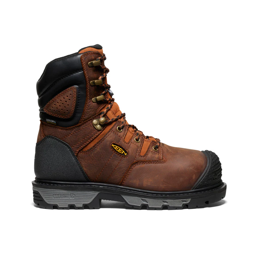 Une botte de travail en cuir marron avec un col rembourré noir, des œillets métalliques, un bout renforcé, une semelle noire robuste et un logo KEEN jaune sur le côté, présentée dans un profil côté gauche sur fond blanc.