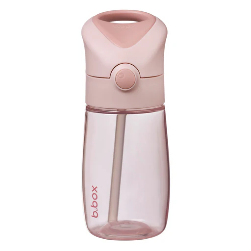 Une GOURDE rose DRINK BOTTLE JNR de 380 ml en plastique, dotée d'un couvercle à rabat, d'une paille intégrée et portant la marque « b.box » près du fond.