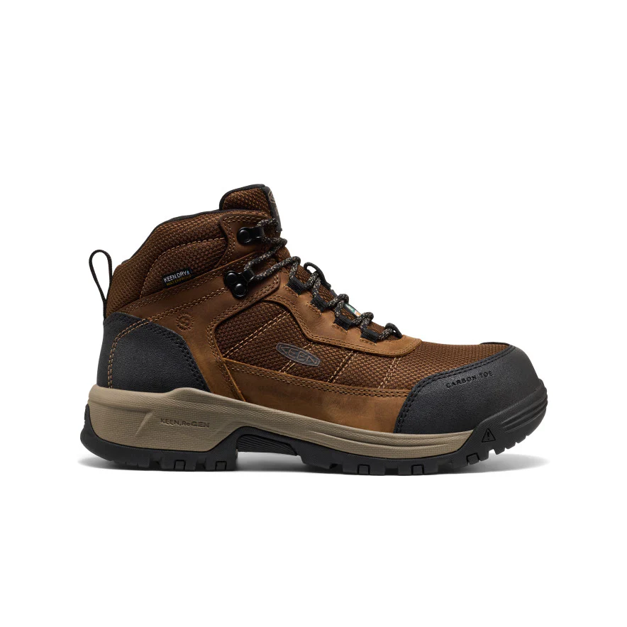 Une chaussure de randonnée marron et noire avec des lacets solides, un bout renforcé et une semelle épaisse, vue de côté sur un fond blanc.