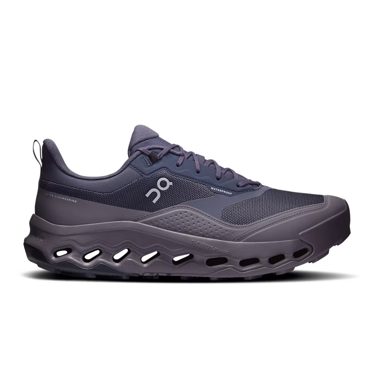 La CLOUDHORIZON 2 WP M est une chaussure de sport gris foncé dotée d'une tige en mesh, d'une semelle épaisse et de découpes ondulées caractéristiques le long de la semelle intermédiaire, avec le logo de la marque « On » apposé sur le côté.