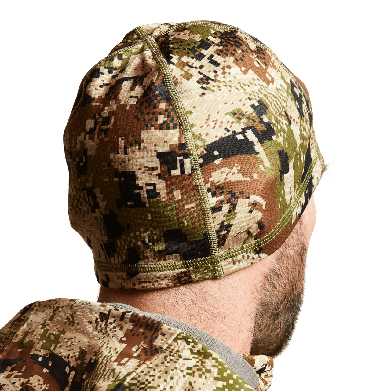 Bonnet SITKA Traverse. Forme ronde et symétrique. Logo SITKA sur le devant. Coutures en diagonales à l'arrière. Camouflage Subalpine vert et brun.