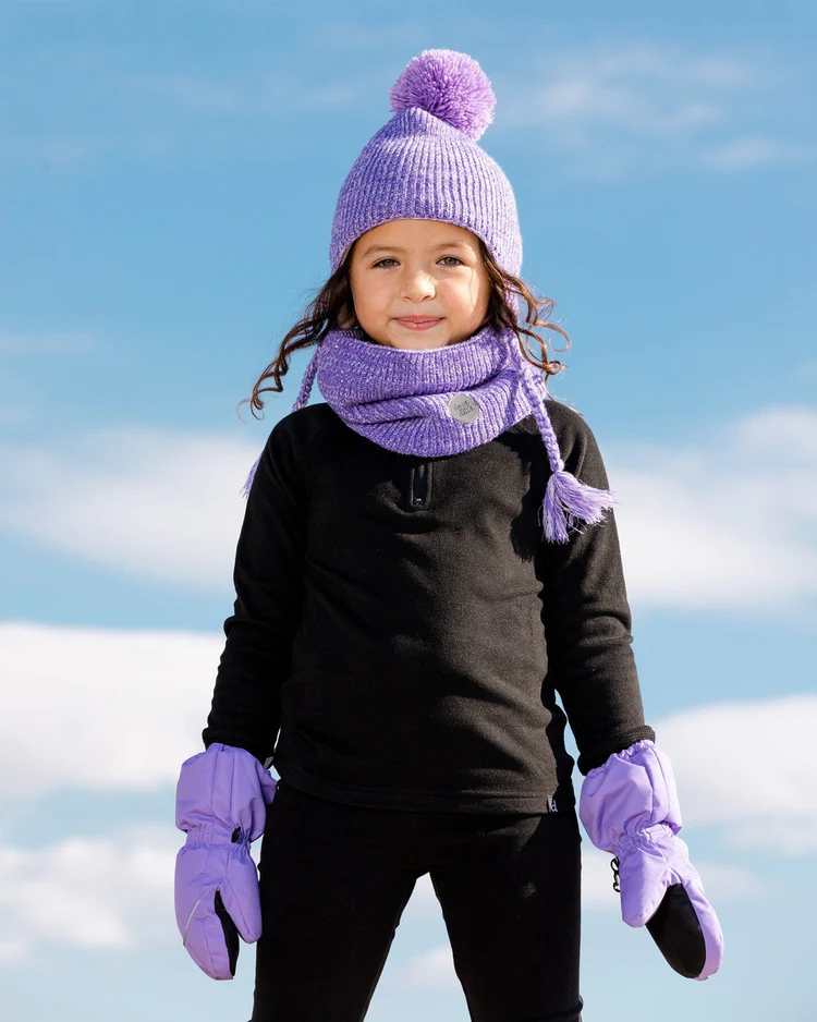 CACHE-COU EN TRICOT DEUX PAR DEUX POUR ENFANT couleur bougainvillea vu du cache-cou lilas porté par une fille dehors