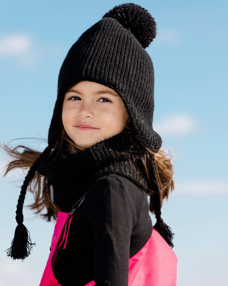 CACHE-COU EN TRICOT DEUX PAR DEUX POUR ENFANT couleur anthracite vu du cache-cou noir porté par une fille dehors