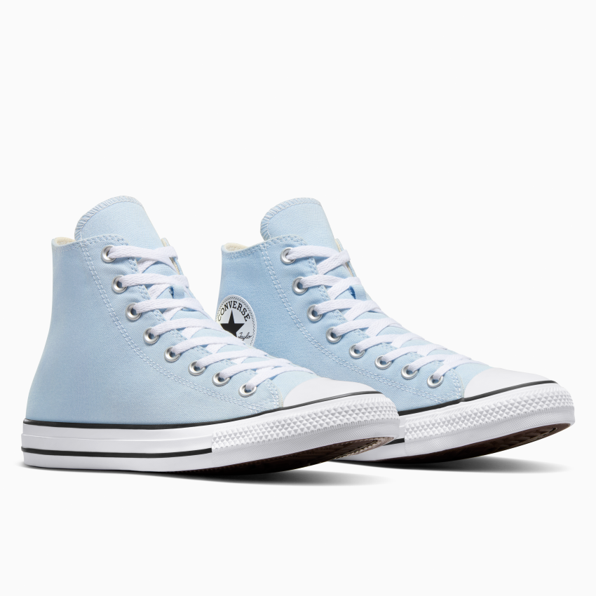 Baskets montantes bleu clair à lacets et bout renforcé blancs, ornées d'un logo circulaire noir et blanc sur le côté. Semelle blanche avec touches de noir.