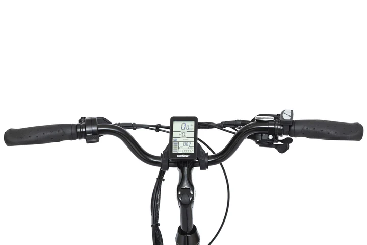 Vue rapprochée du guidon d'un vélo avec poignées, leviers de frein, un écran numérique monté et des câbles de commande visibles sur un fond blanc.
