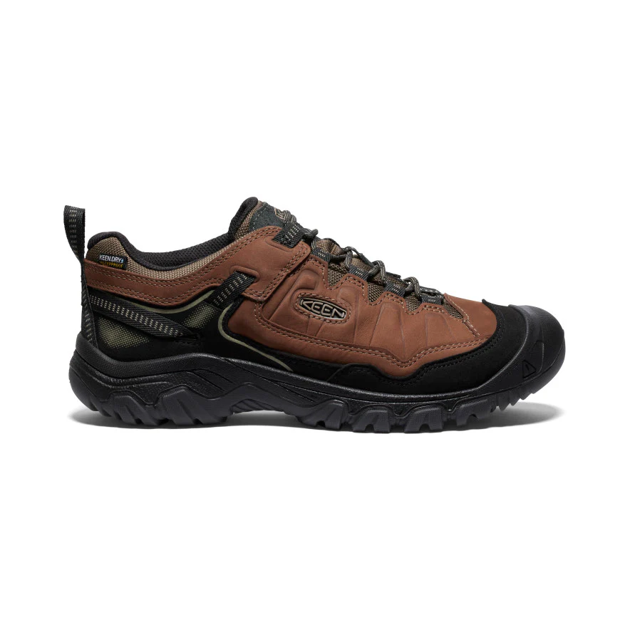 La botte de randonnée imperméable KEEN Targhee IV pour homme présente un design robuste marron et noir avec des accents en maille, un embout noir, une fermeture à lacets et une languette de traction au niveau du talon.