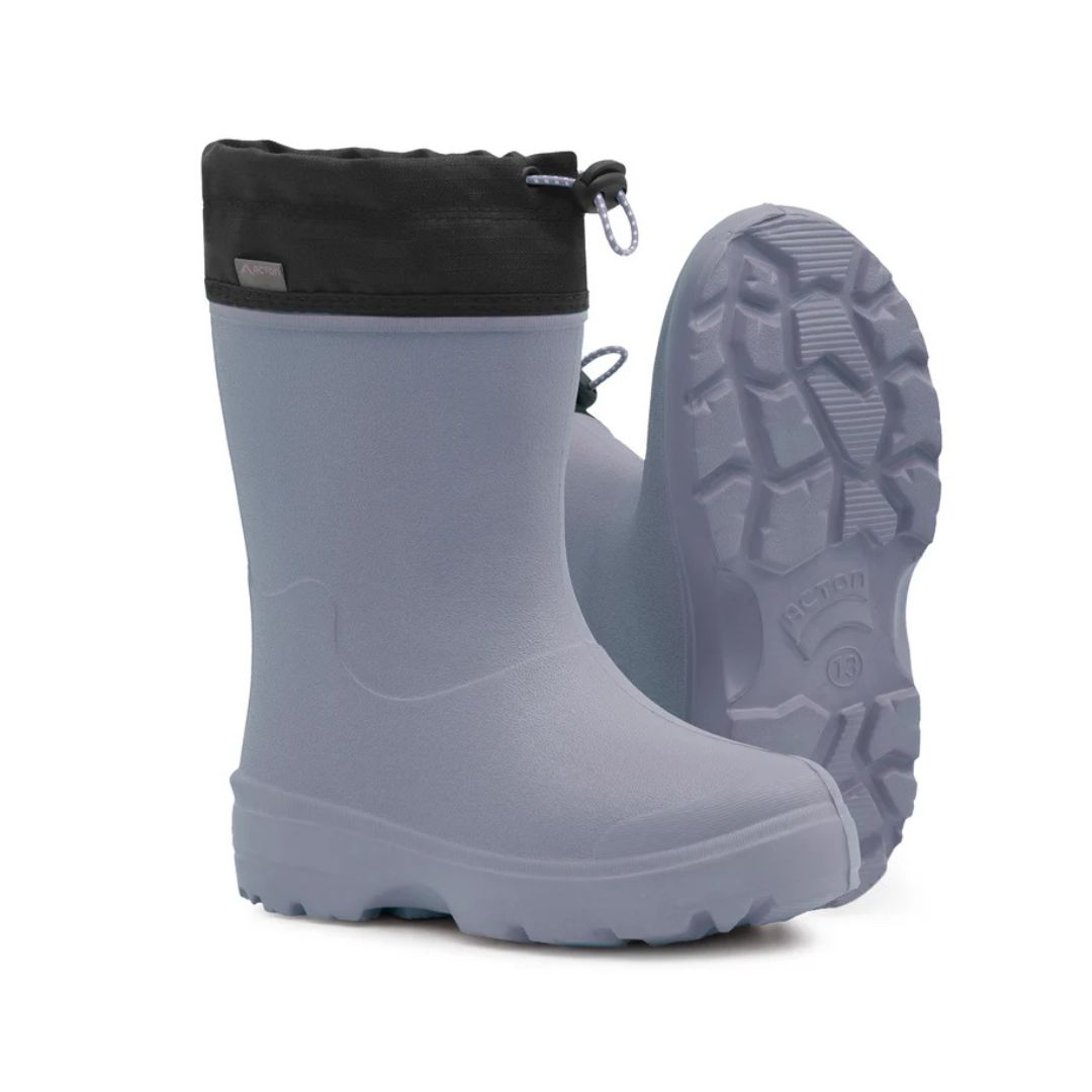 Une paire de bottes gris clair BOTTE DE PLUIE ACTON SQUISHY EN EVA AVEC DOUBLURE AMOVIBLE ISOLÉE POUR ENFANT/JUNIOR (7 À 3), l'une droite et l'autre penchée pour montrer la semelle épaisse et texturée et le collier à cordon noir.