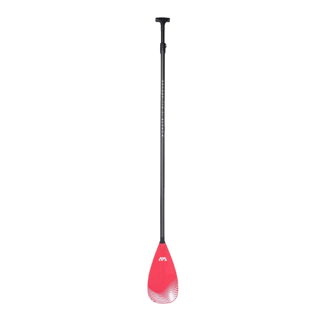 La PASTEL PAGAIE AJUSTABLE CARBON ROSE est une pagaie de stand-up paddle dotée d'un manche noir et d'une pale rouge ornée, à sa base, de motifs blancs en forme de vagues sur fond blanc.