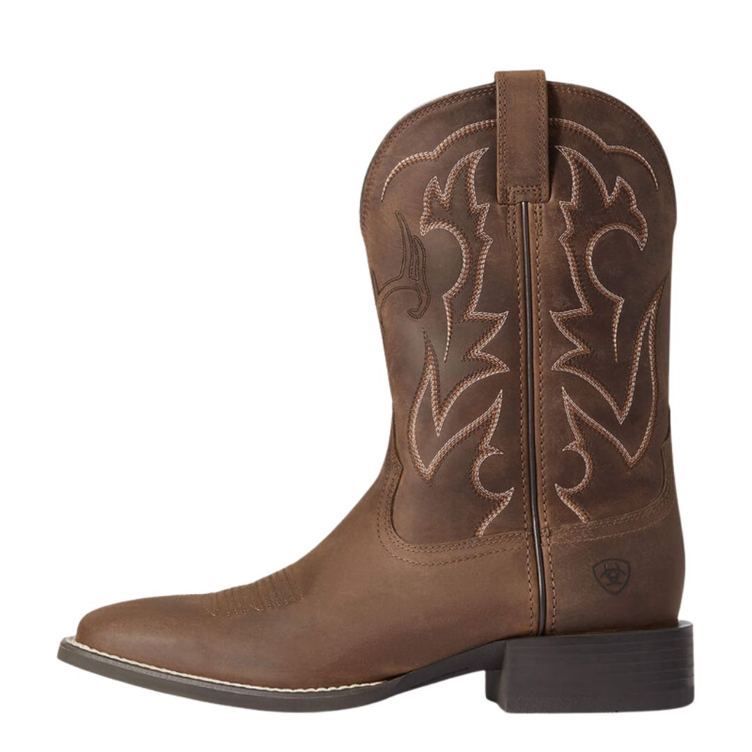 La SPORT OUTDOOR W-SQUARE COWBOY BOOT est une botte en cuir marron avec des coutures décoratives, un bout carré, un talon bloc bas, une bride de traction et un logo de marque près du talon.