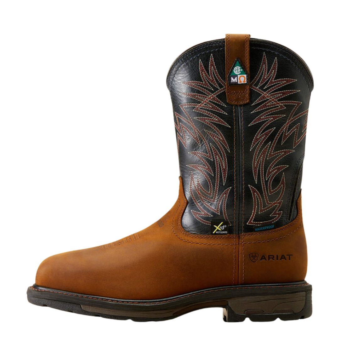 La BOTTE DE TRAVAIL IMPERMÉABLE ARIAT WORKHOG CSA (LARGE) est une botte de travail durable en cuir marron et noir avec des coutures décoratives sur la tige, une languette de traction et une épaisse semelle en caoutchouc pour la sécurité.