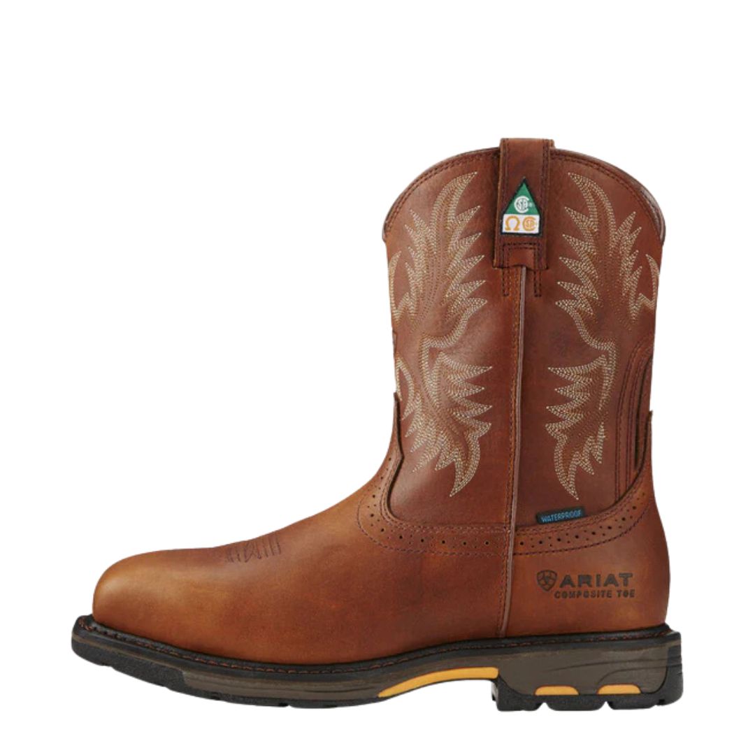 La BOTTE DE TRAVAIL IMPERMÉABLE ARIAT WORK WORKHOG METGUARD CSA POUR HOMME est une botte de travail en cuir marron de style cow-boy avec coutures décoratives, bout renforcé, semelle robuste, étiquettes de sécurité et d'imperméabilité, et marque Ariat visible.