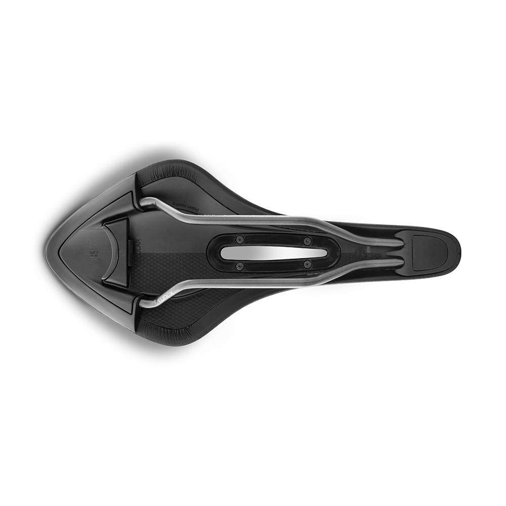 Vue de dessus d'une selle de vélo noire moderne au design ergonomique, avec découpe centrale et forme profilée. La selle présente une surface élégante et rembourrée avec une combinaison de matériaux lisses et texturés et un châssis chromé pour le montage.