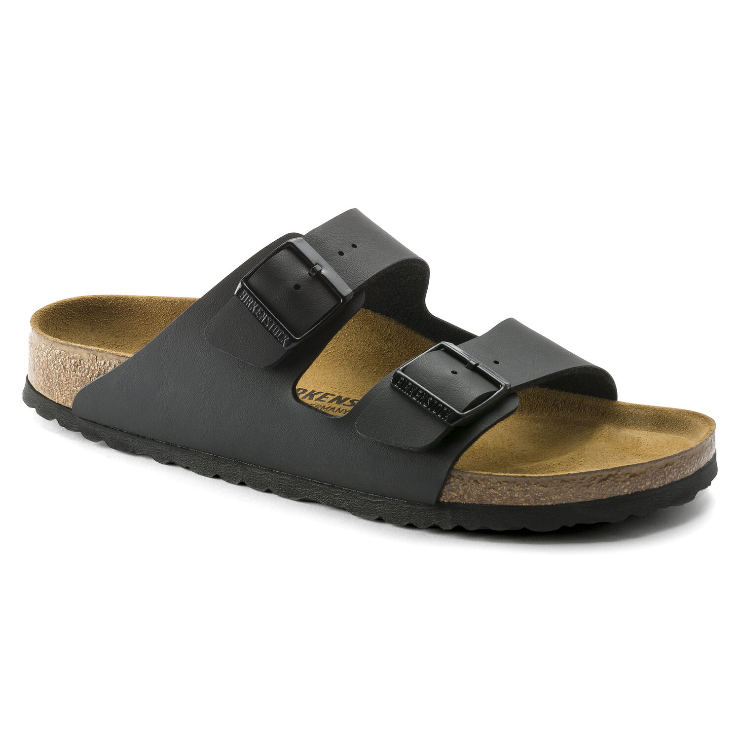 Une paire de sandales Birkenstock Arizona en Birko-Flor noir sur un fond blanc. Les sandales ont deux brides réglables avec des boucles en métal. Les brides sont fabriquées en Birko-Flor, un matériau synthétique ressemblant au cuir, doux, durable et facile à nettoyer. Le lit de pied est anatomique en liège et possède une doublure en suède. La semelle extérieure est en EVA, un matériau léger et absorbant les chocs.