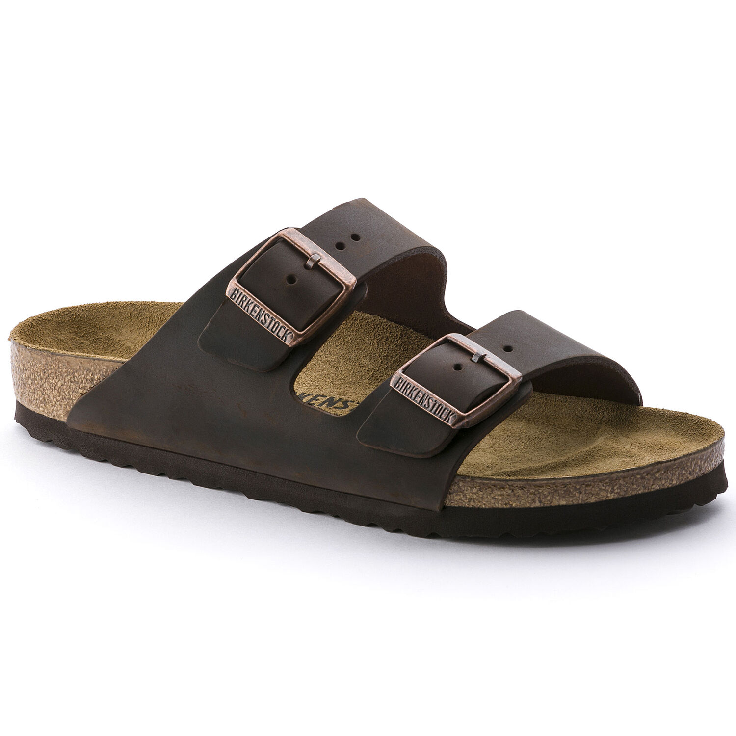 Une paire de sandales Birkenstock Arizona en cuir huilé de couleur "Habana" sur un fond blanc. Les sandales ont deux brides réglables avec des boucles en métal. Les brides sont fabriquées en cuir huilé, un matériau durable et résistant à l'eau qui développe une patine unique au fil du temps. Le lit de pied est anatomique en liège et possède une doublure en suède. La semelle extérieure est en EVA, un matériau léger et absorbant les chocs.