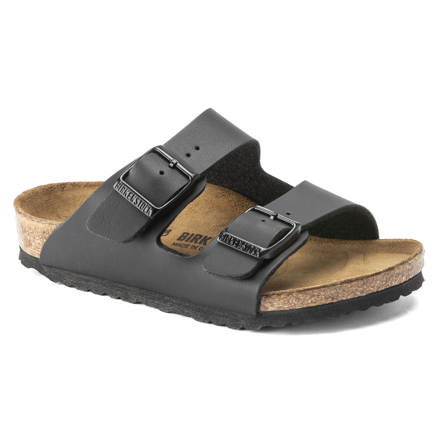 Une paire de sandales Birkenstock Arizona Kids Birko-Flor noires sur un fond blanc. Les sandales ont deux brides réglables avec des boucles en métal. Les brides sont fabriquées en Birko-Flor, un matériau synthétique ressemblant au cuir, doux, durable et facile à nettoyer. Le lit de pied est anatomique en liège et possède une doublure en suède. La semelle extérieure est en EVA, un matériau léger et absorbant les chocs.