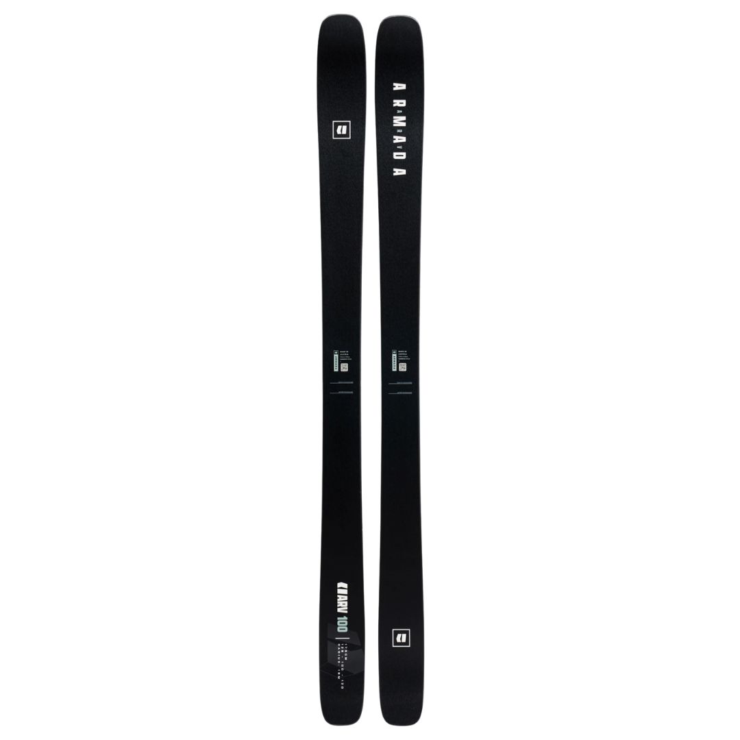 Une paire de skis noirs de la marque Armada est présentée côte à côte, avec une marque blanche et des informations sur le modèle imprimées sur le dessus des skis. Le design est épuré et minimaliste.