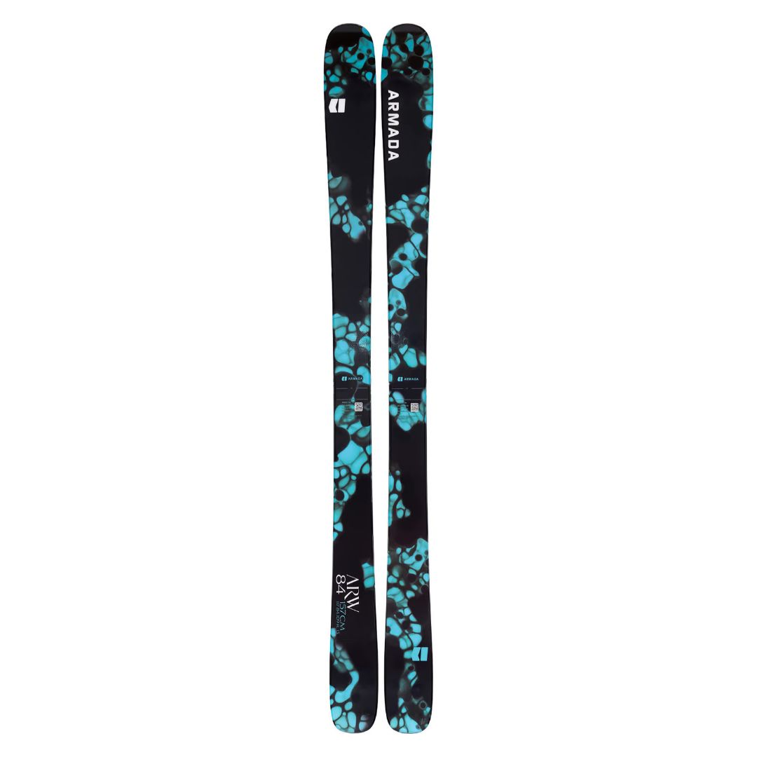 Skis ARW 84 ornés d'un motif abstrait à carreaux noir et bleu.