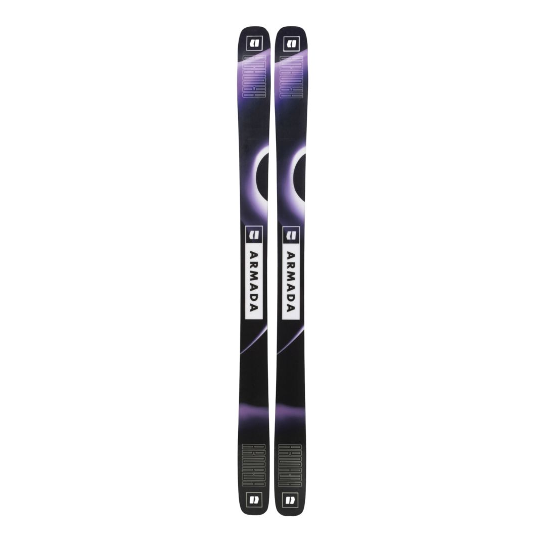 Une paire de skis Armada au design épuré avec un dégradé noir et violet. Les skis sont ornés d'un lettrage en gras avec le nom de la marque « ARMADA » sur chaque ski et d'une esthétique incurvée et moderne.