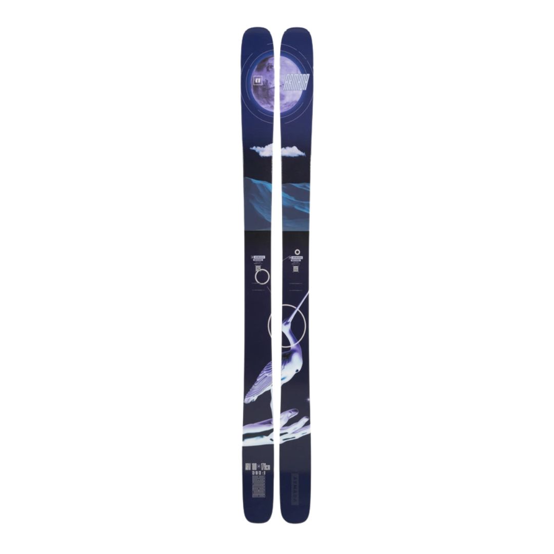 Une paire de skis au design bleu foncé et noir représentant une lune, des nuages et des sommets de montagnes. Le design est stylisé avec un thème de ciel nocturne.