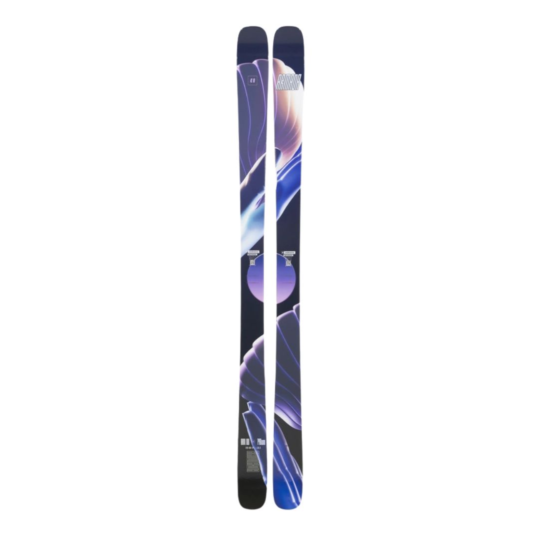 Paire de skis au design moderne avec des motifs abstraits bleus, violets et blancs. Les skis sont placés côte à côte sur un fond blanc uni.