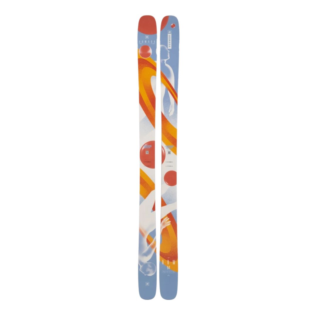 Une paire de skis freestyle aux motifs abstraits vibrants en orange, bleu et blanc. Les graphismes présentent des motifs et des nuances tourbillonnants qui couvrent toute la longueur des skis, créant une apparence dynamique et énergique.