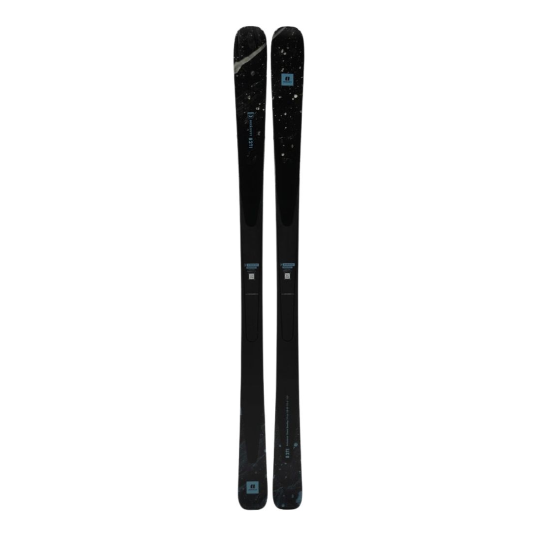 Une paire de skis noirs au design épuré avec de légers motifs bleus et verts et de petits détails géométriques sur la moitié supérieure, sur fond blanc.