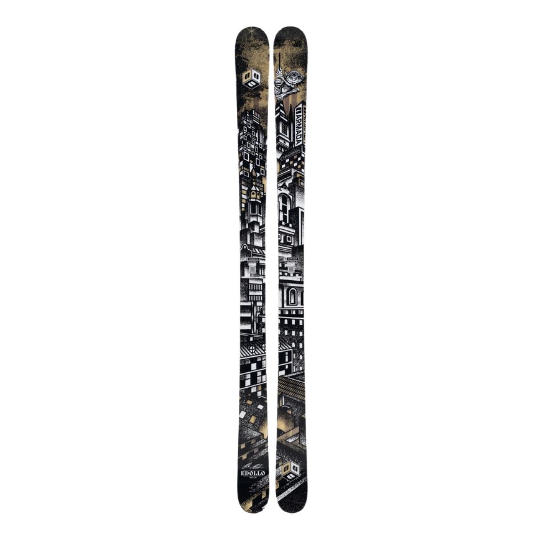 Paire de skis au design géométrique abstrait noir et blanc, avec des motifs urbains complexes. Ils sont disposés verticalement sur un fond blanc uni.