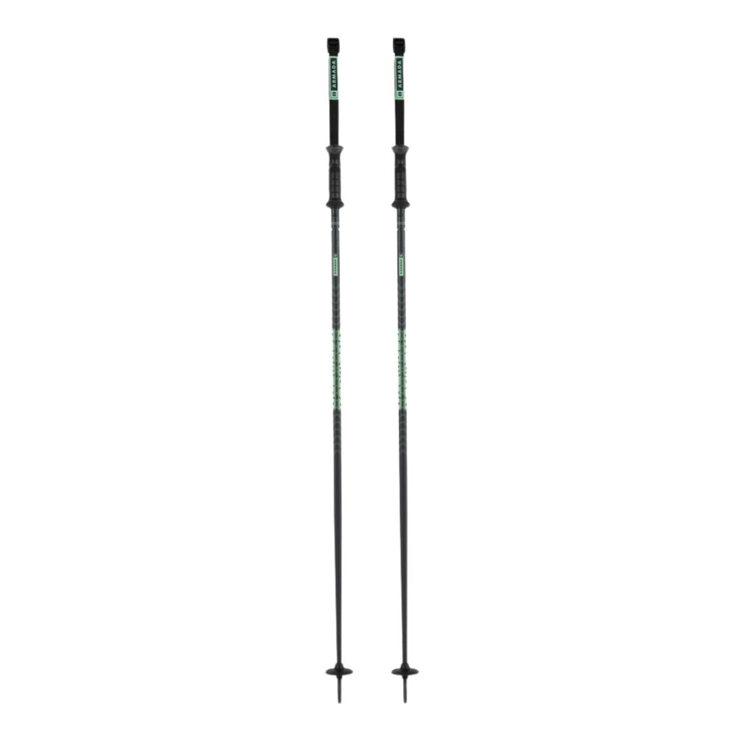 Paire de bâtons de ski noirs avec marquage vert. Ils sont dotés de poignées ergonomiques et de dragonnes réglables, conçues pour être utilisées en ski. Les bâtons sont placés sur un fond blanc.