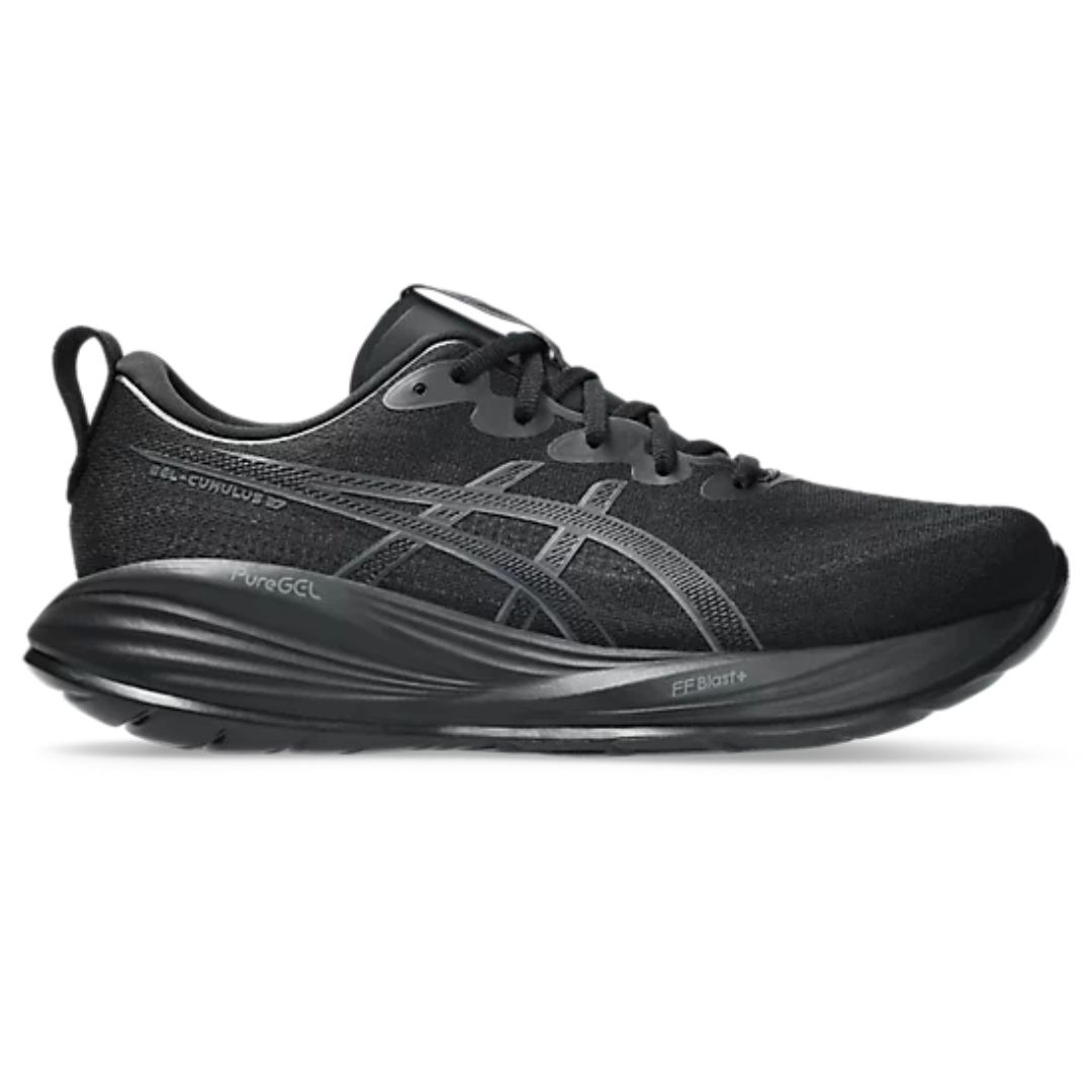Une chaussure de course noire avec une semelle épaisse et rembourrée, avec le logo ASICS en gris foncé sur le côté et des détails textuels subtils près du talon.