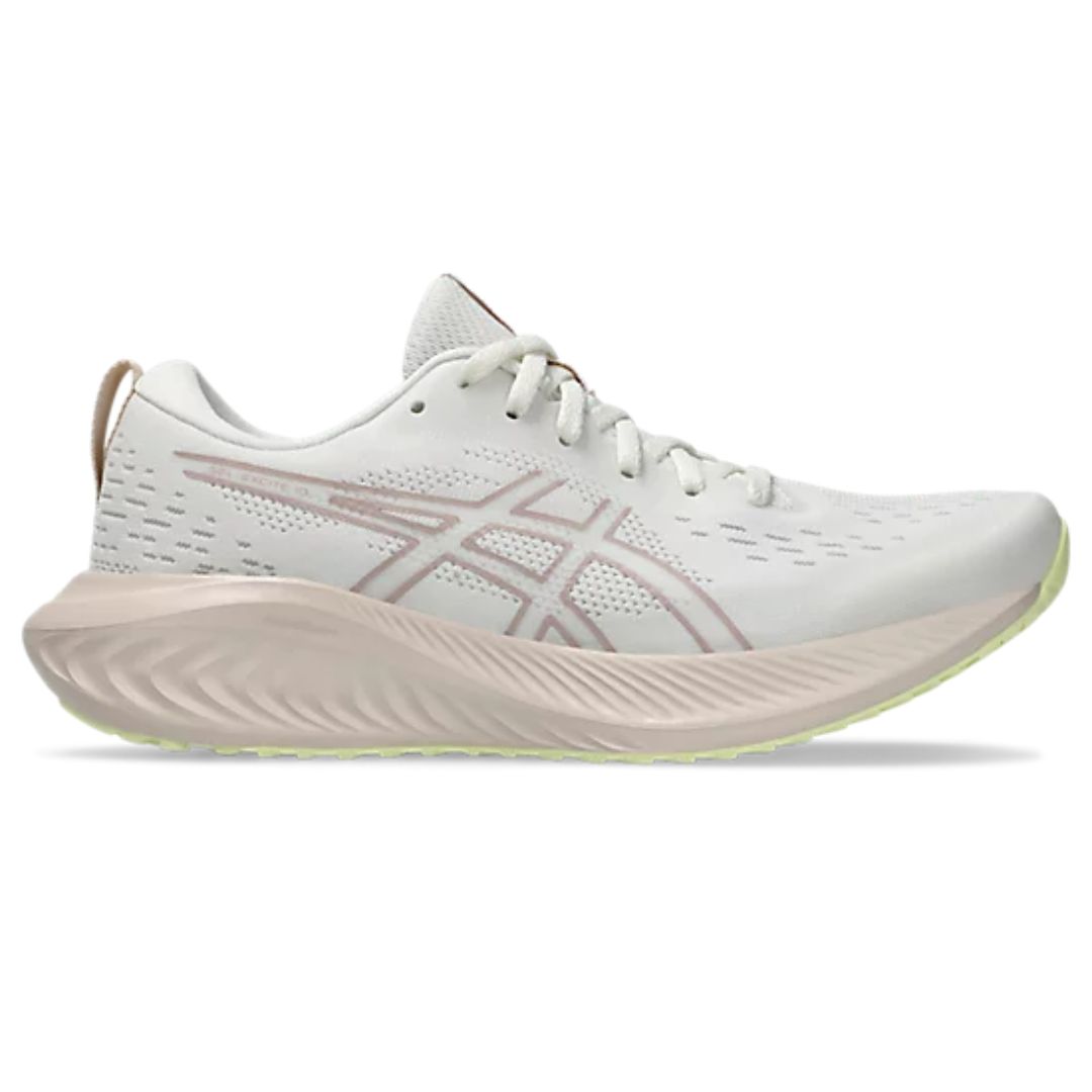 Une chaussure de course athlétique blanche avec des accents rose clair, dotée d'une tige en mesh, d'une fermeture à lacets et d'une semelle épaisse et texturée conçue pour le confort et le soutien.
