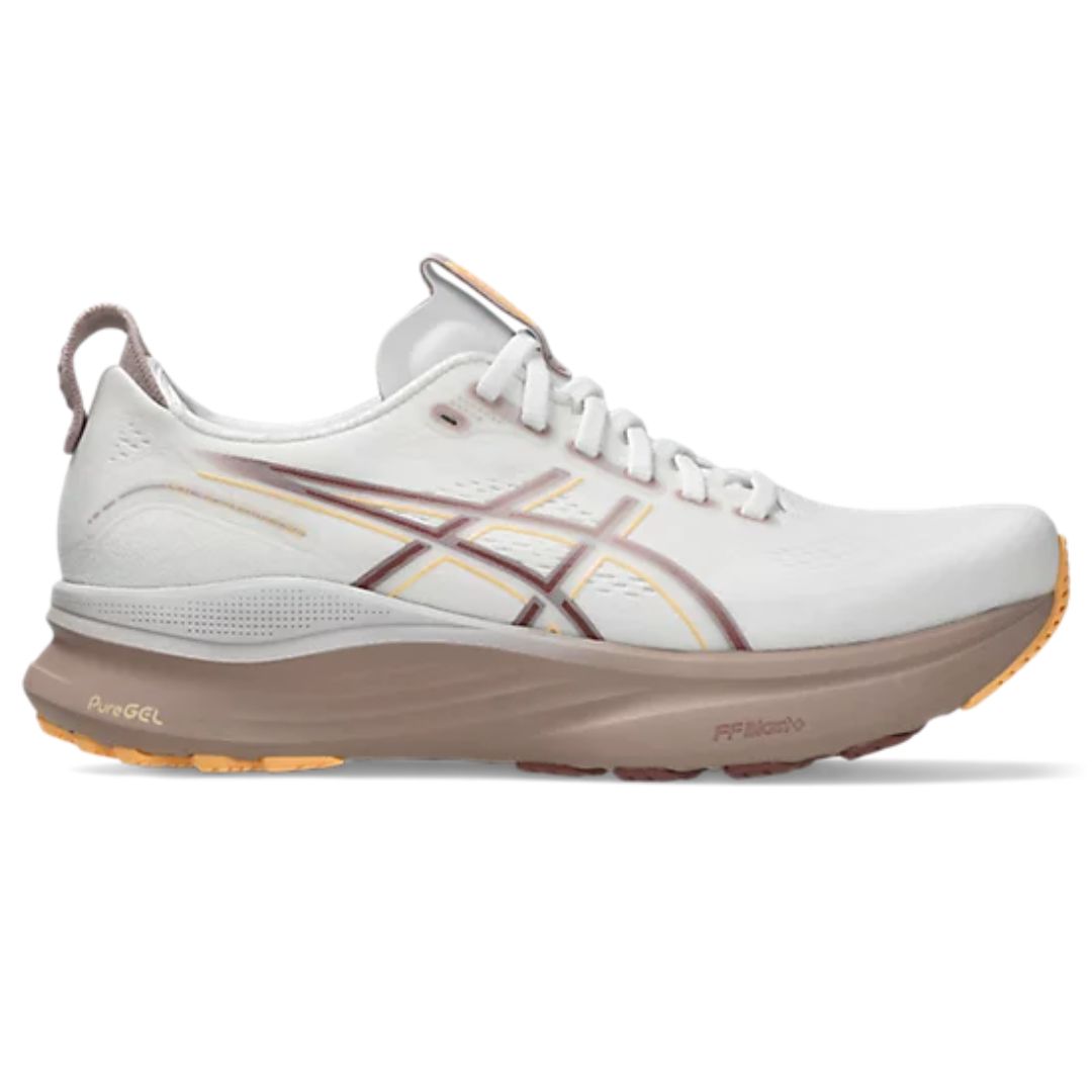 Une chaussure de course blanche avec des accents beige, tan et marron clair et une semelle tan. Le logo ASICS figure sur le côté et la chaussure est dotée d'une semelle matelassée, légèrement surélevée, conçue pour le confort et le soutien.