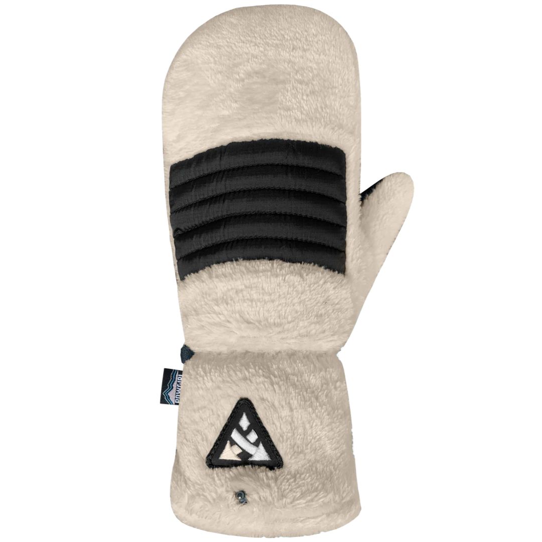 Moufle beige en fourrure avec un rembourrage horizontal noir sur les articulations et un logo géométrique noir sur le poignet. Une petite étiquette en tissu se trouve sur le côté de la moufle.