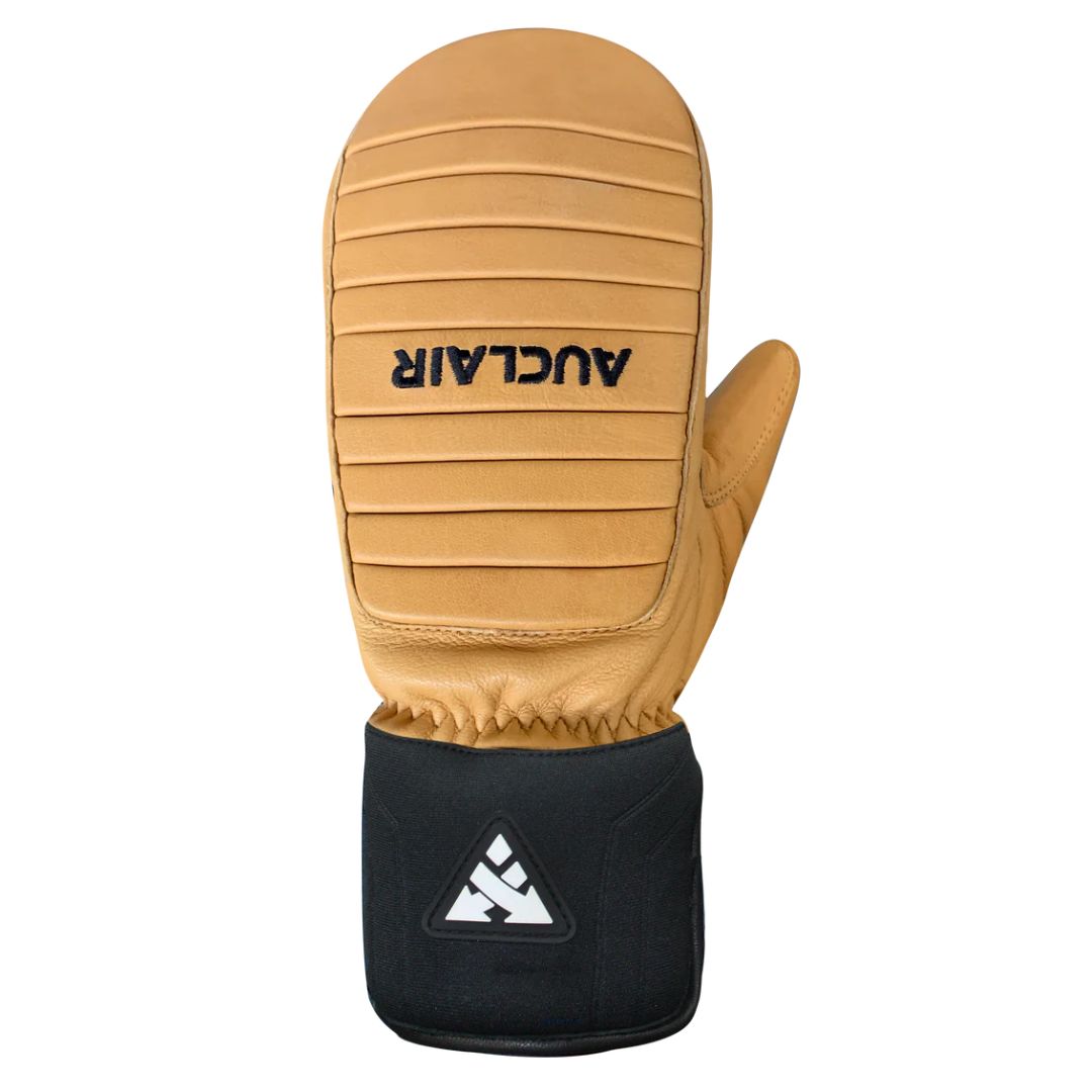 Le gant MITAINE AUCLAIR OUTSEAM POUR ADULTE est un gant de style tan avec un rembourrage côtelé, "AUCLAIR" en texte noir sur le dessus, et une manchette noire avec un logo géométrique blanc.