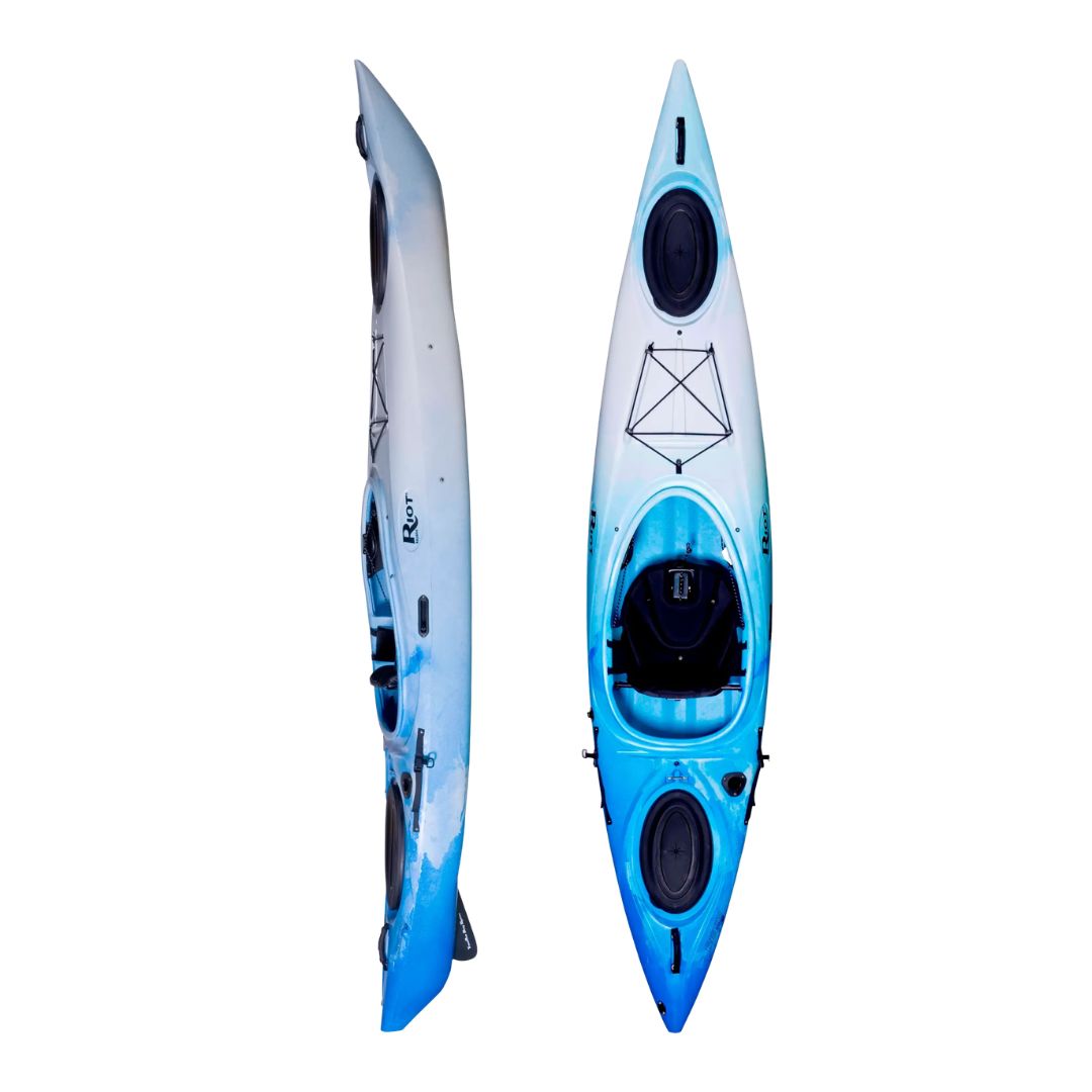Deux vues du kayak ENDURO 12 SKEG : la vue de dessus montre le siège, les repose-pieds et les espaces de rangement ; la vue de profil met en valeur ses couleurs bleue et blanche ainsi que sa forme élégante et profilée.