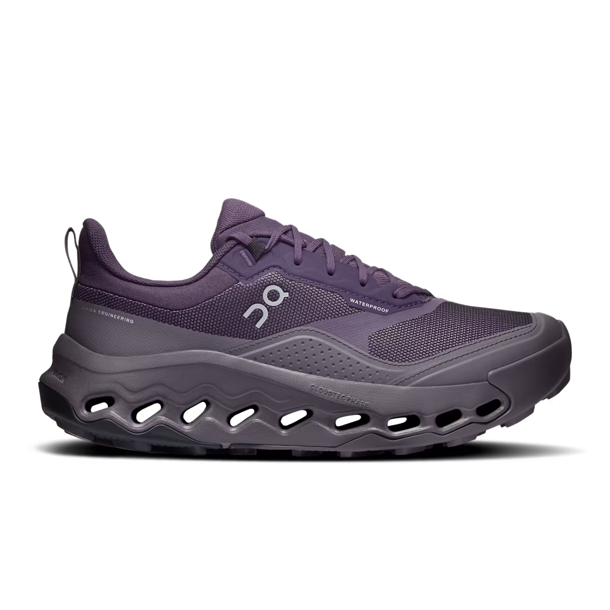 Cette CHAUSSURE DE RANDONNÉE CLOUDHORIZON 2 IMPERMÉABLE POUR FEMME, de couleur violet foncé, est dotée d'une tige en mesh légère, d'une semelle épaisse et robuste, ainsi que du logo On Running sur le côté, ce qui en fait un modèle idéal pour les activités de plein air.