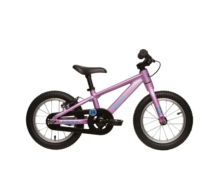 Un petit vélo violet pour enfant avec roues d'entraînement retirées, guidon noir, siège noir et pneus de 14 pouces, présenté en vue latérale sur fond blanc.